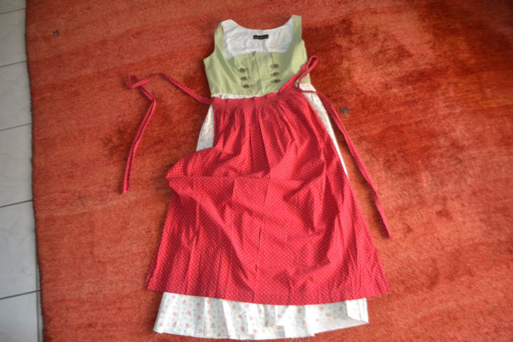 Robes: Dirndl gr.40, Baumwolle – D'occasion à Laupen ZH par chefdom