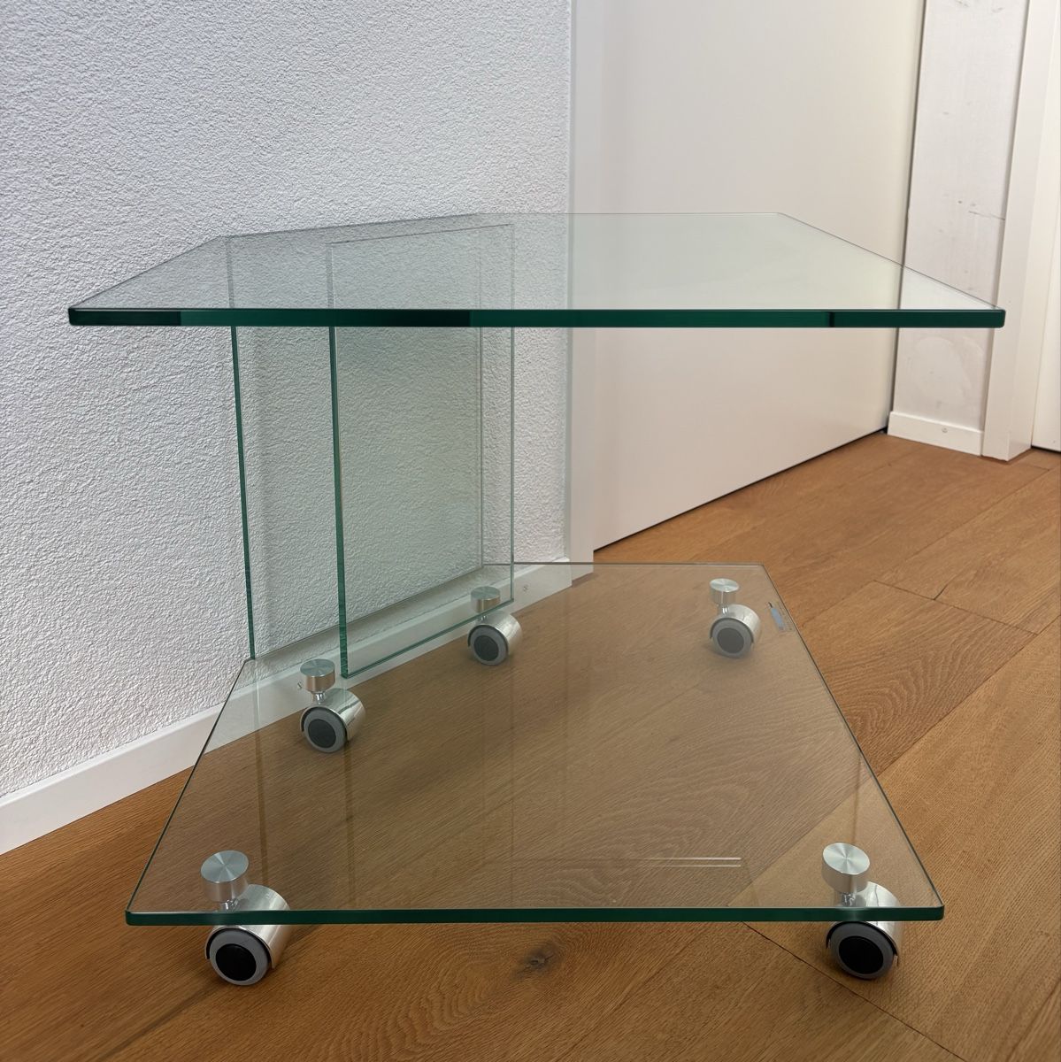 Mobili TV: Fernsehtisch aus Glas mit Rollen – Usato da Ossingen venduto da Orelius 2