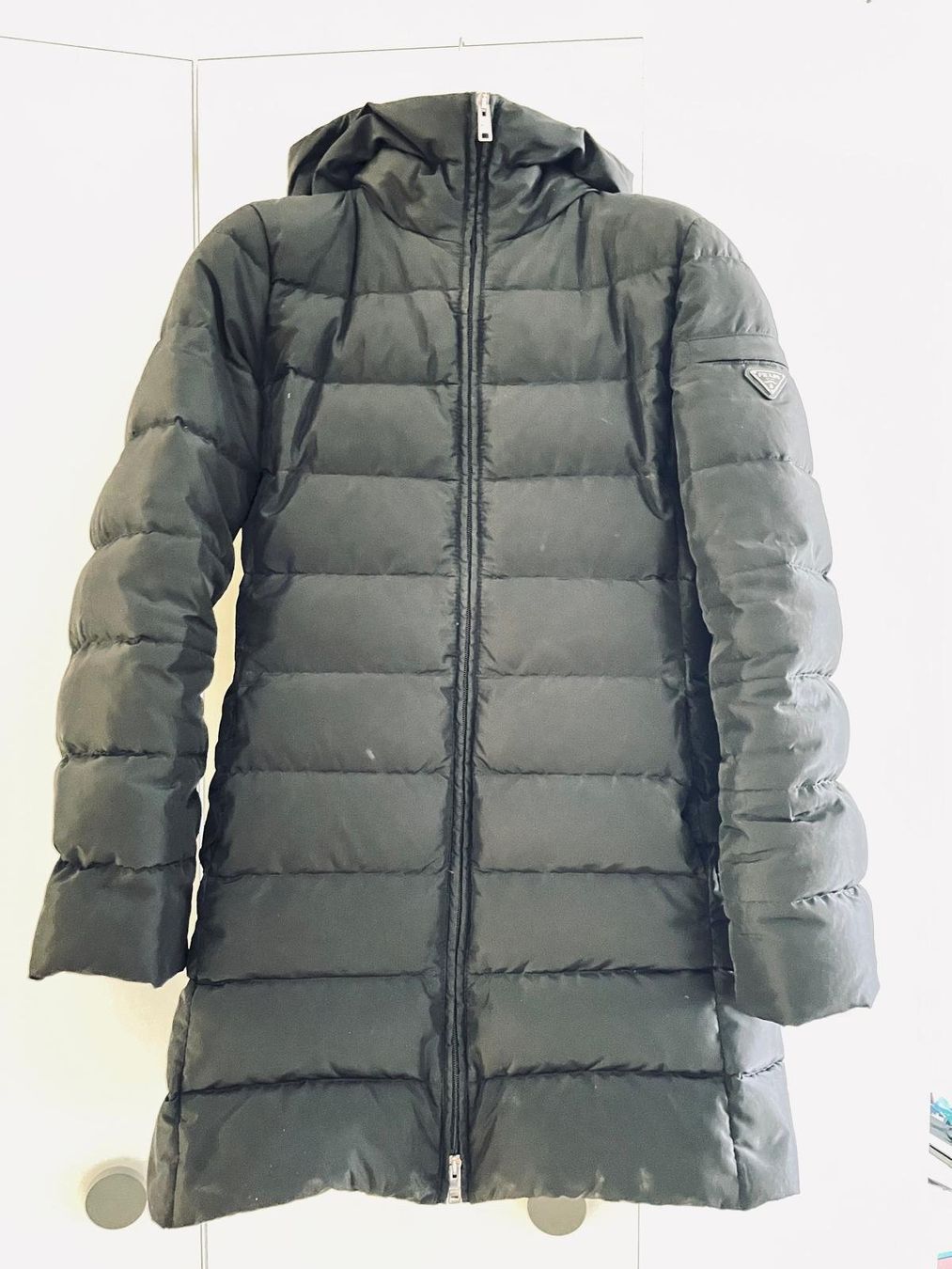 Prada Cappotti: Daunen Wintermantel Prada neuwertig – Usato da Bern venduto da Skiper