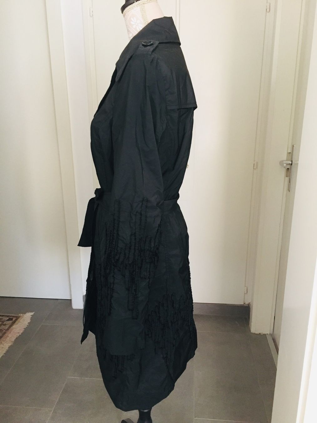 Cappotti: Tuzzi - trench-coat - noir - 36 – Usato da Sion venduto da accroshoes 4