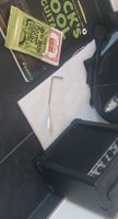 E-Gitarre Set schwarz mit Verstärker und Ersatzsaiten.