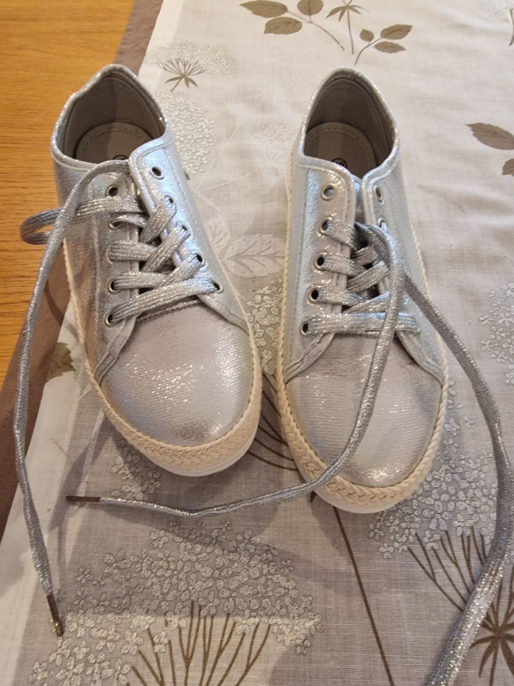 Scarpe da donna: STOFFSCHUH 40 SILBERN – Nuovo (secondo la descrizione) da Ottenbach venduto da Claurin