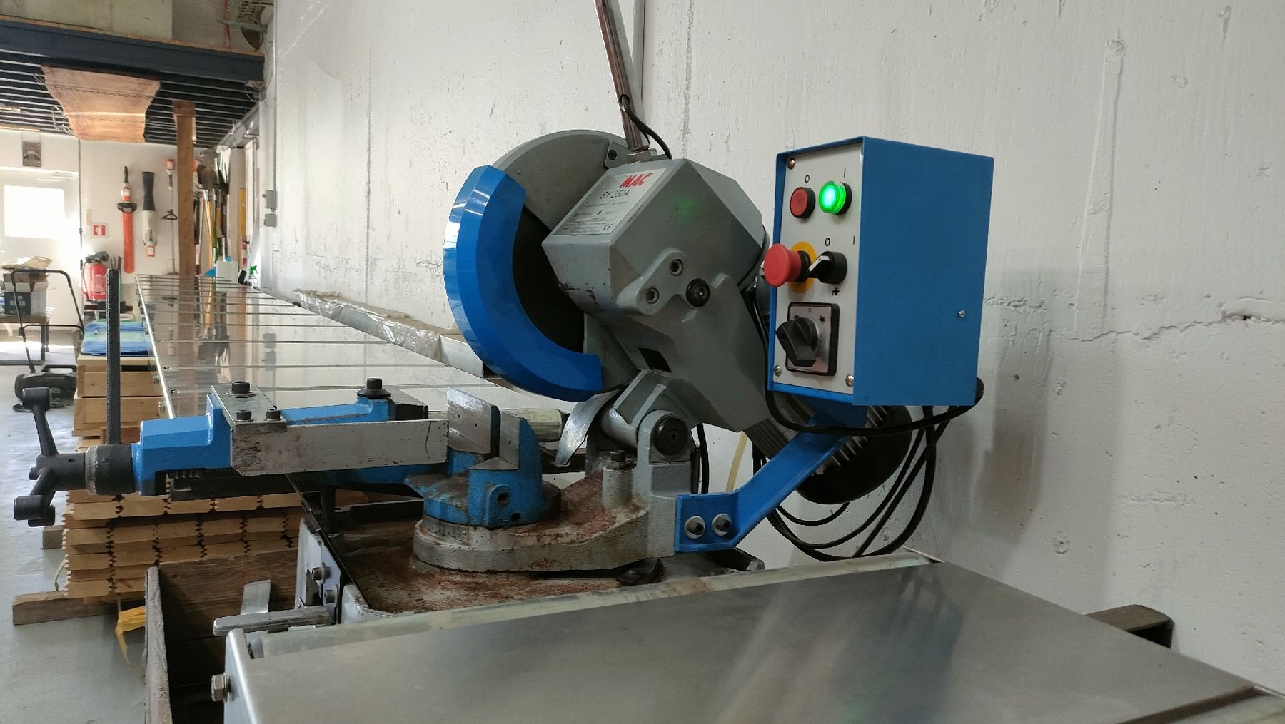 Alle Maschinen: Metallkreissäge mit Gestell und Rollbahn – Gebraucht aus Winterthur von Sulai-one