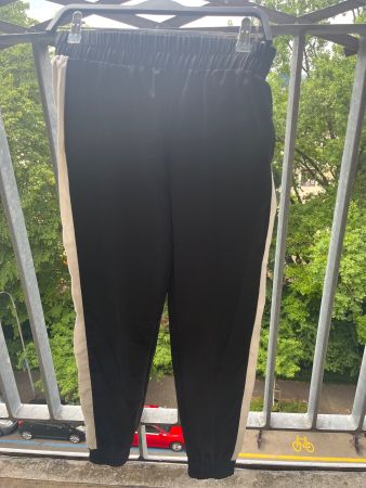 Benetton Damen Hosen schwarz mit weisse Streifen, stylisch S