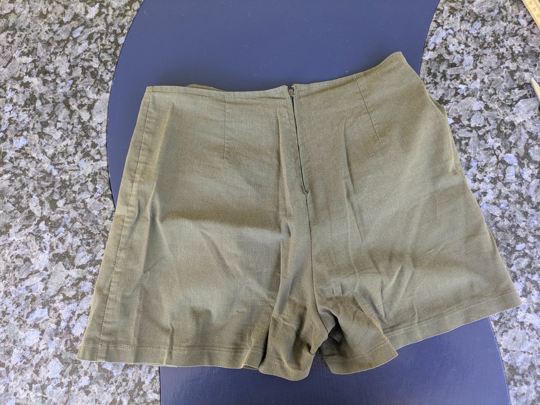 Pantaloni: Olivgrüner Minirock/Shorts – Usato da Adlikon venduto da Match62 2