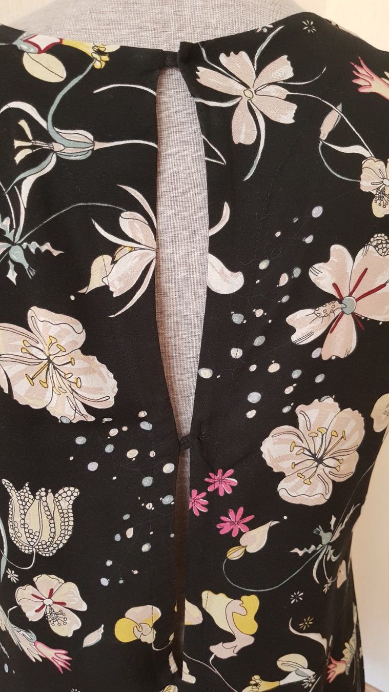 H&M Vestiti: Robe noire à fleurs, ample, dos ouvert H&M, T. 36/S – Usato da Marly venduto da Barbarajane 2