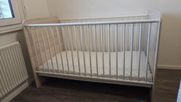 Kinderbett mit 3 herausnehmbaren Stäben inkl. Matratze