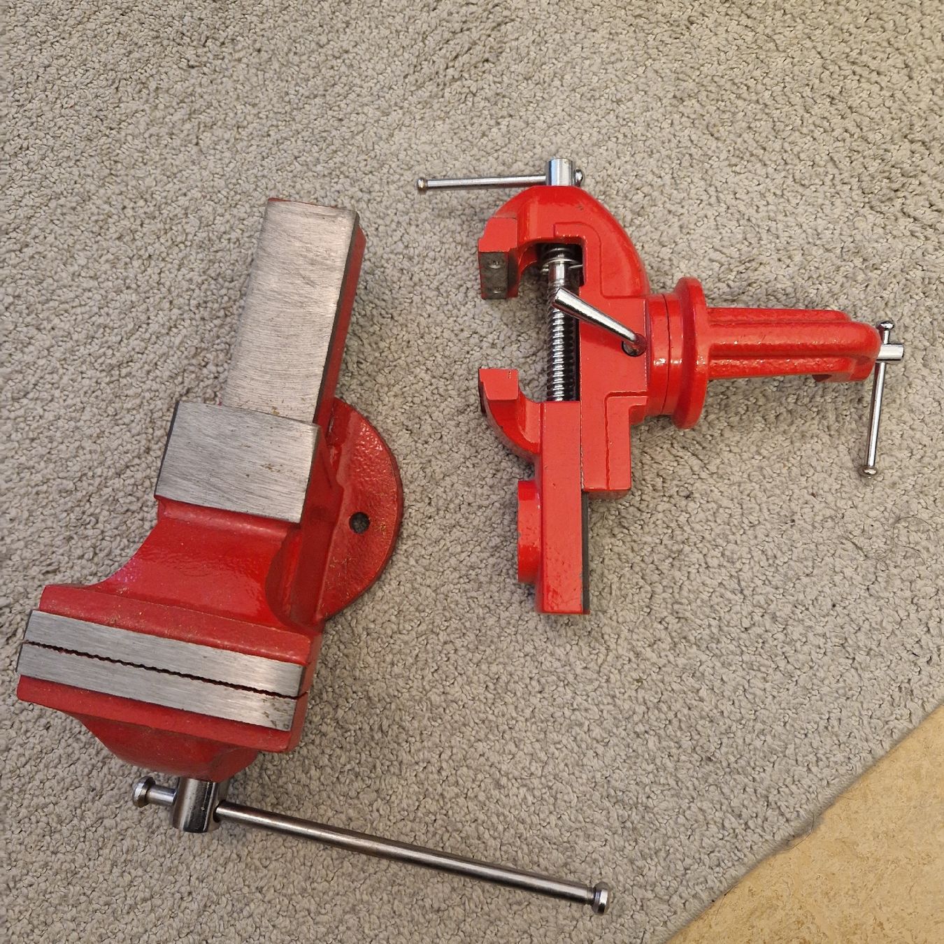 Tutti gli attrezzi: 2 Robust Red Vises for Workshop or Garage – Nuovo (secondo la descrizione) da Rüschlikon venduto da -J05u3-