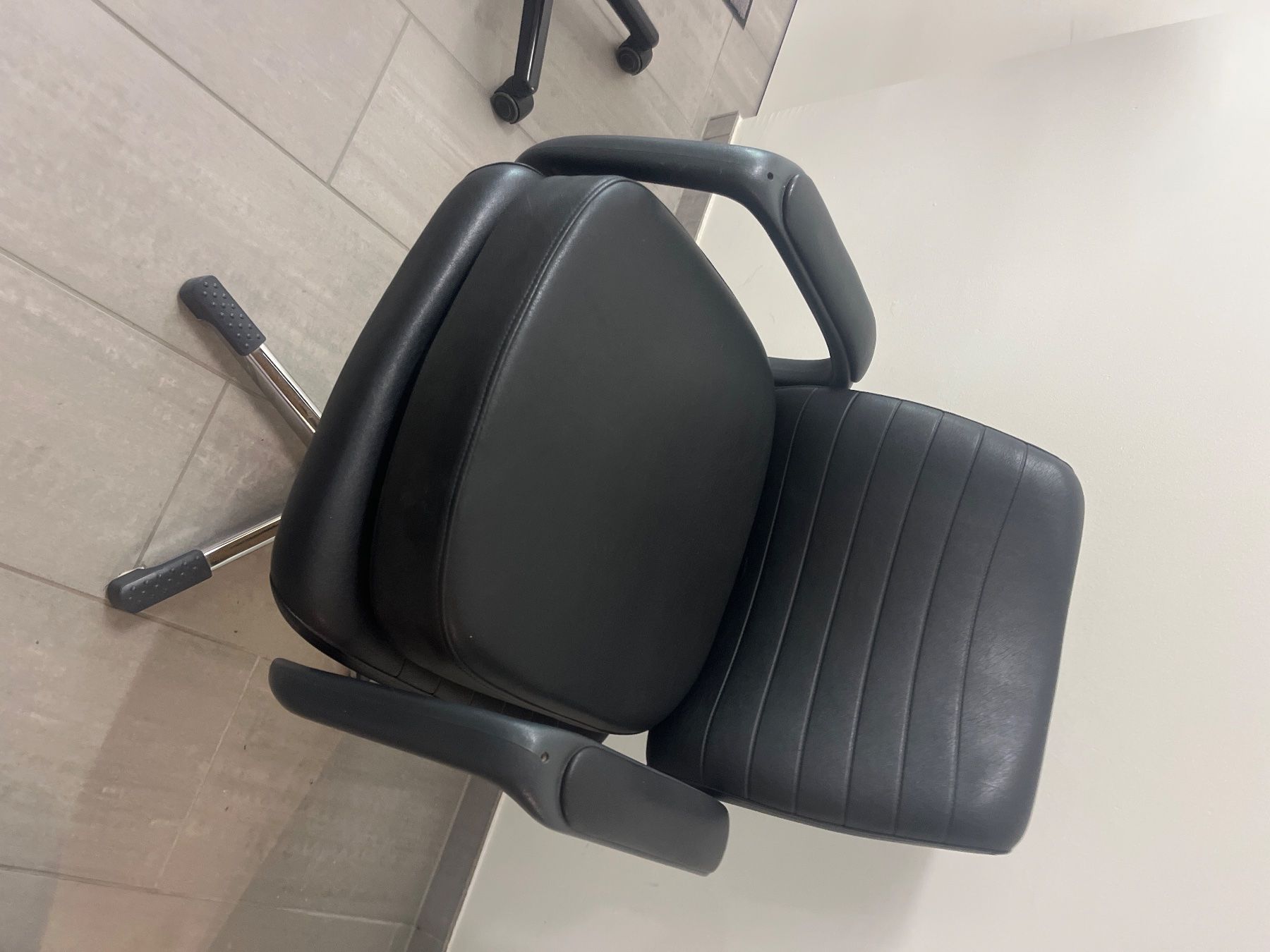Stühle: Stuhl aus Coiffeur Geschäft – Gebraucht aus Unterkulm von Rekazo 3