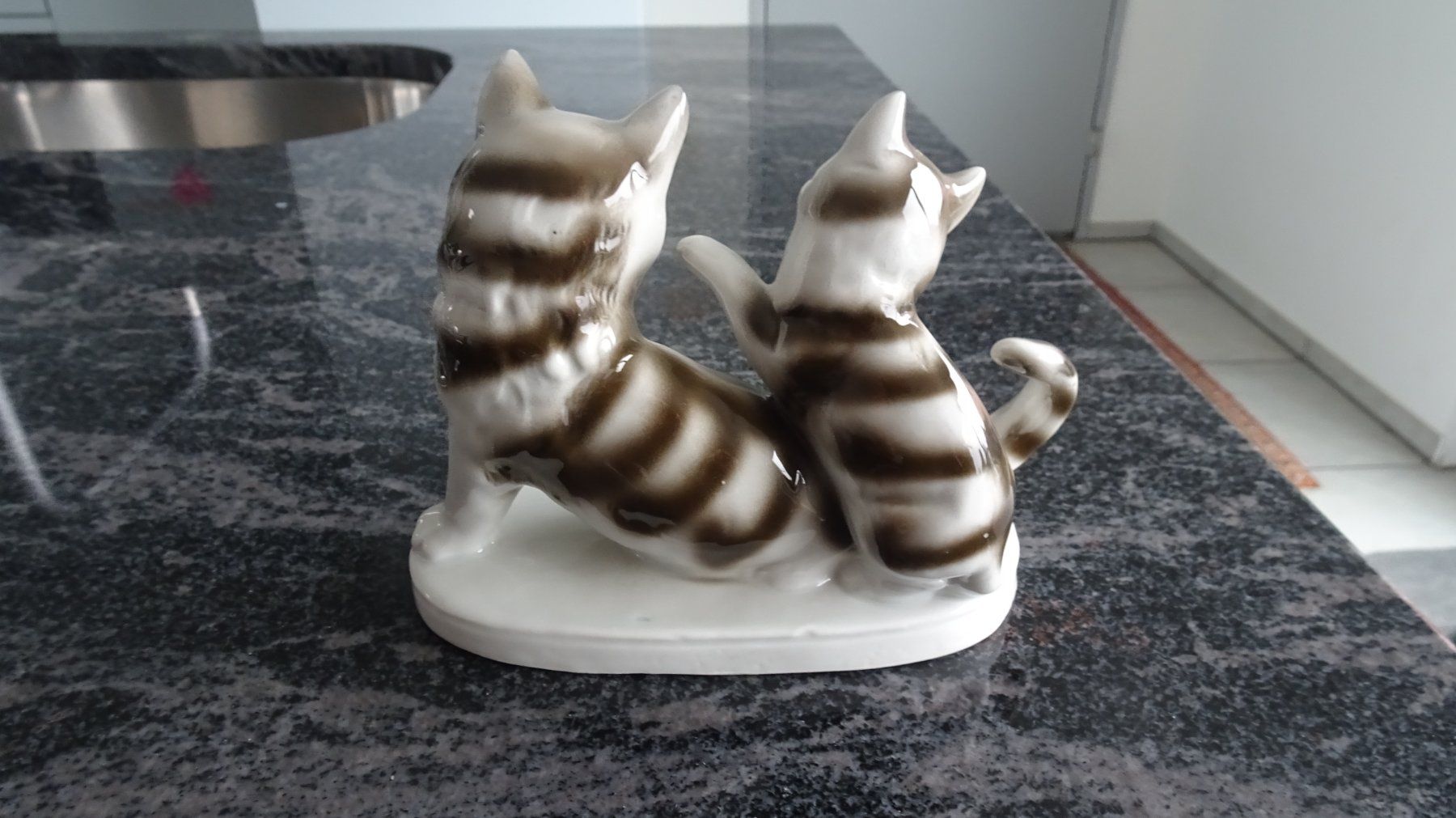 Statuette: KATZENFIGREN WELCHE AUF EINEN STEIN SITZEN  GEMARKT GERMANY – Usato da Zürich venduto da Roulet 2