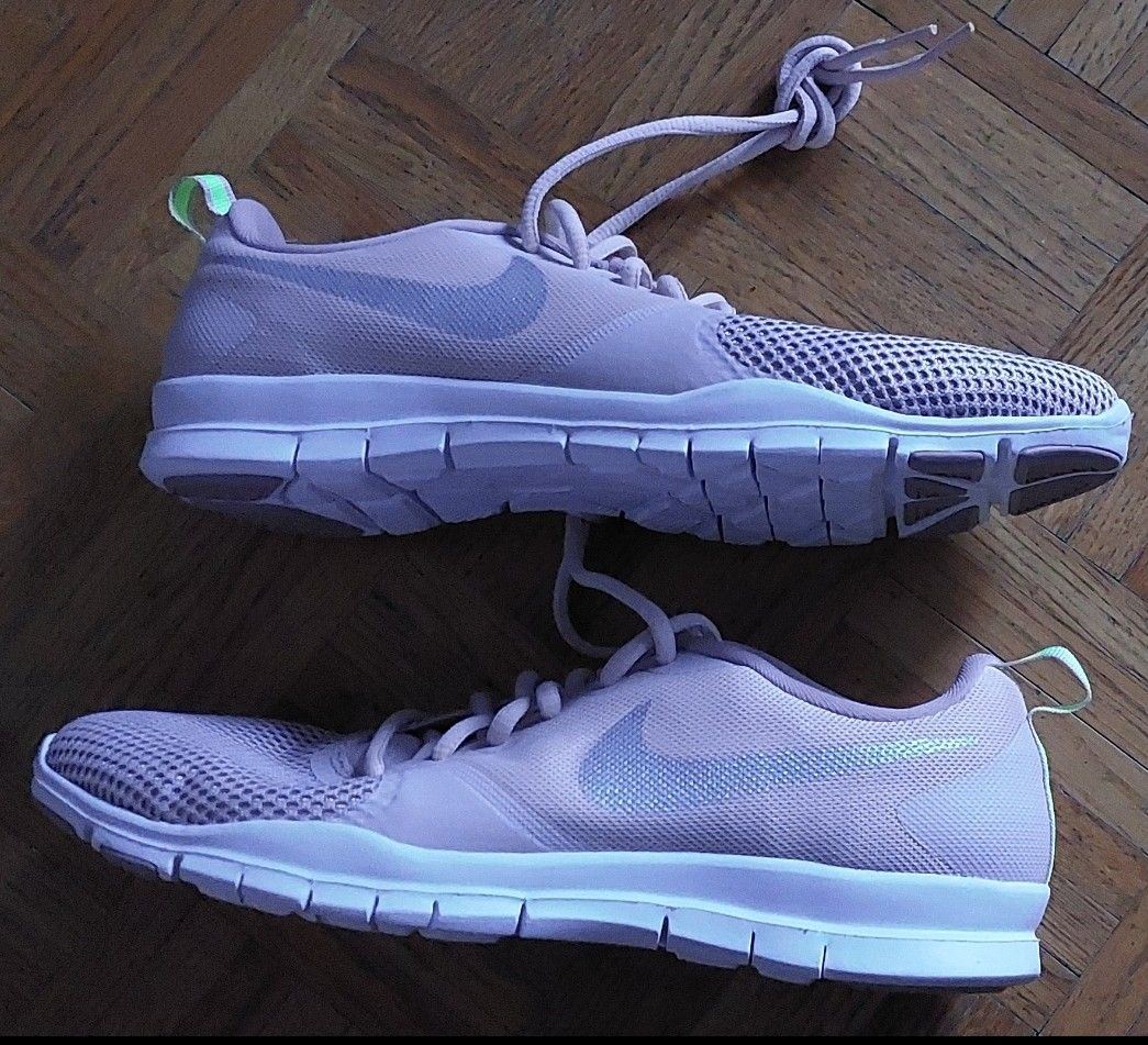 Nike Chaussures femmes: Nike-Turnschuhe – Neuf (Voir description) à Wislikofen par Ana.Gomes