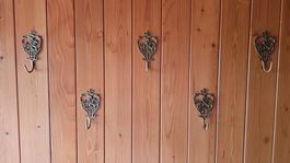 5 Massive Vintage Kleiderhaken mit Wappen & Reiter