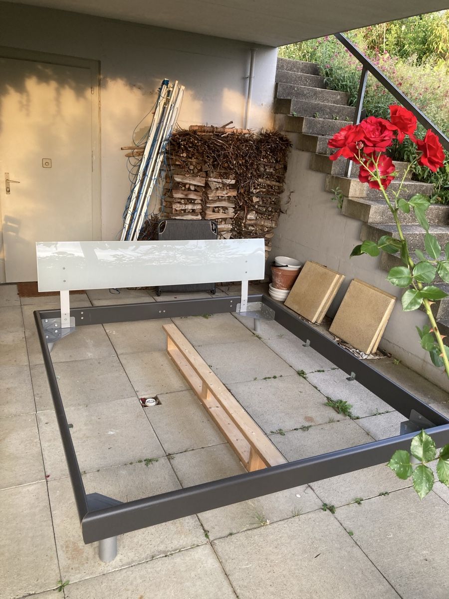 Betten: Bettgestell mit Kopfteil grau/weiss Plexiglas – Gebraucht aus Urdorf von Rose.14 5