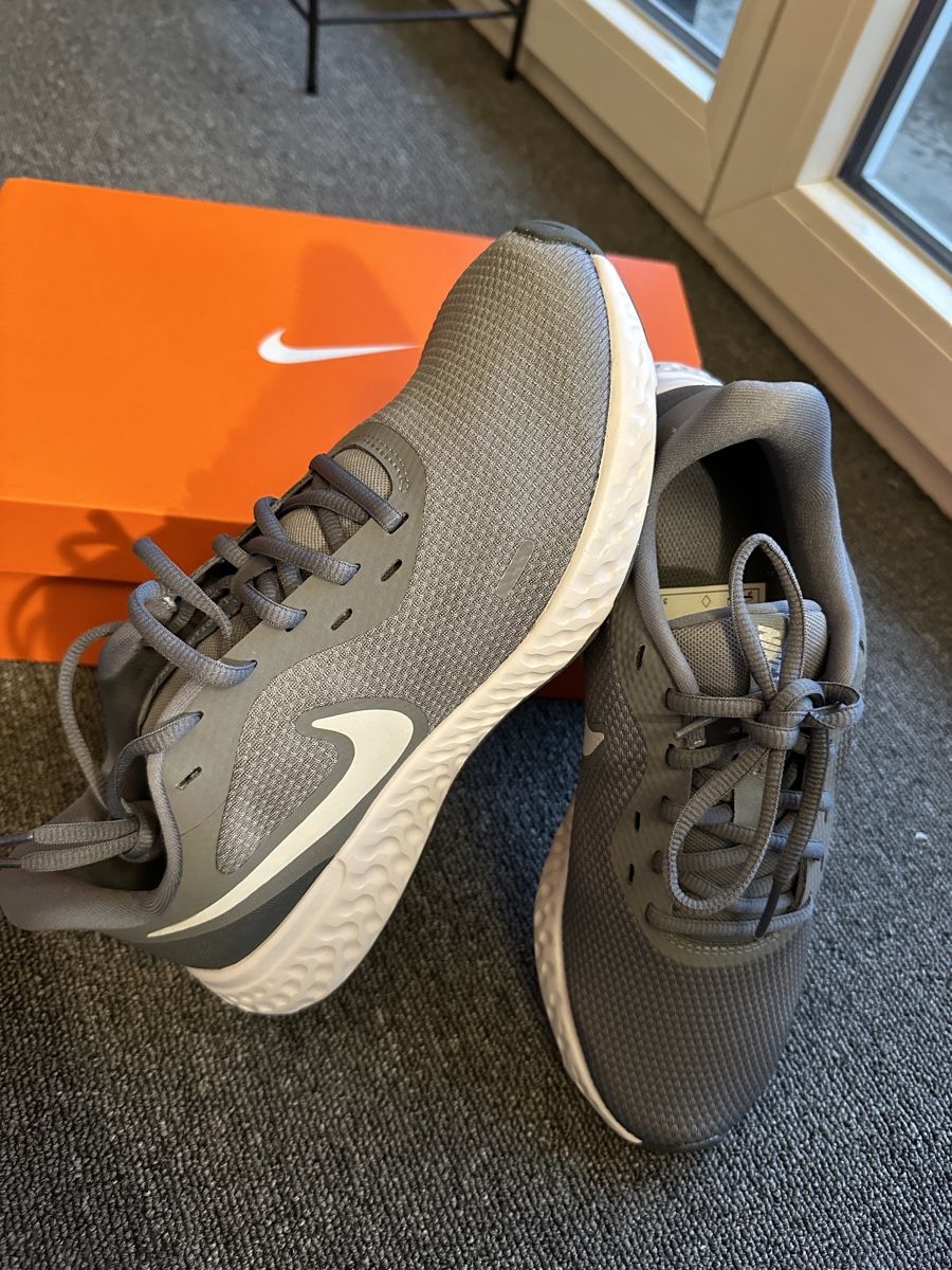 Nike Scarpe da uomo: Nike Revolution 5 unisex taille 40 gris – Nuovo e nell'imballaggio originale da Bulle venduto da LeMoleson