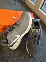 Nike Revolution 5 unisex taille 40 gris