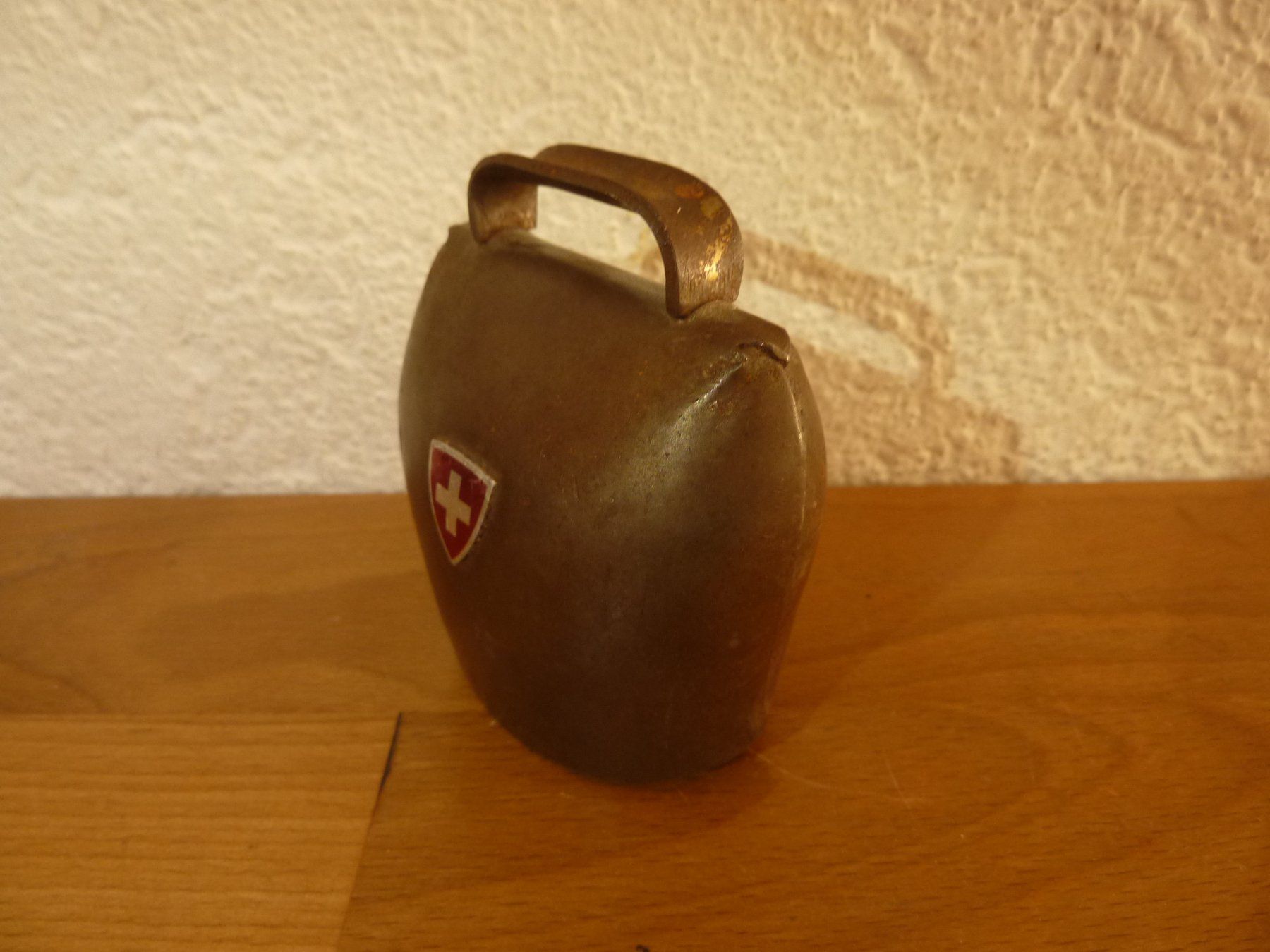 Campanacci mucche: Antike Schweizer Glocke mit Schweizerkreuz Wappen – Usato da Hochfelden venduto da swissice 2