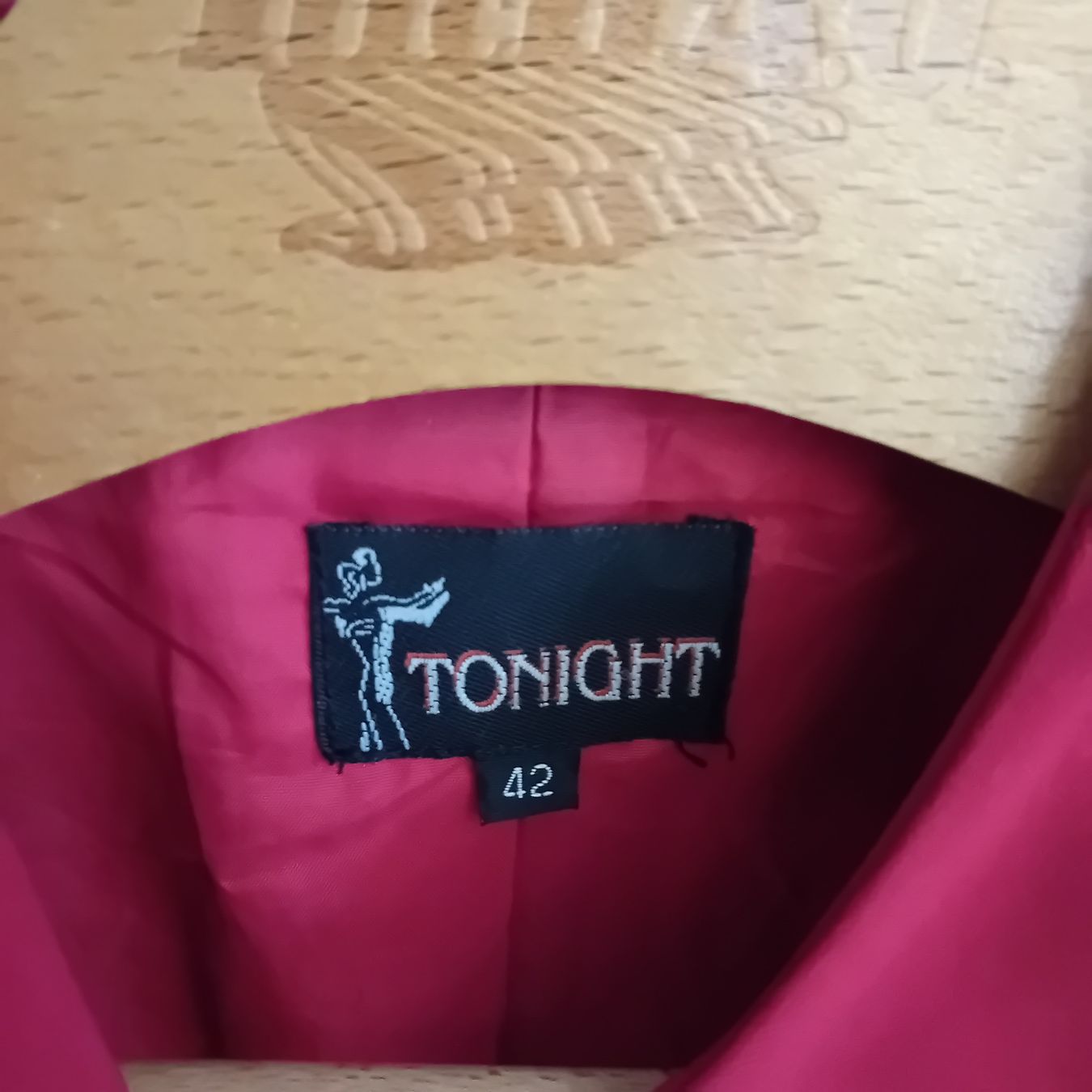Giacche: Blazer rot Gr. 42 mit Schulterpolster – Usato da Stäfa venduto da Flurina12 1