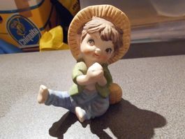 Figur Mädchen sitzend, grosser Hut, blau