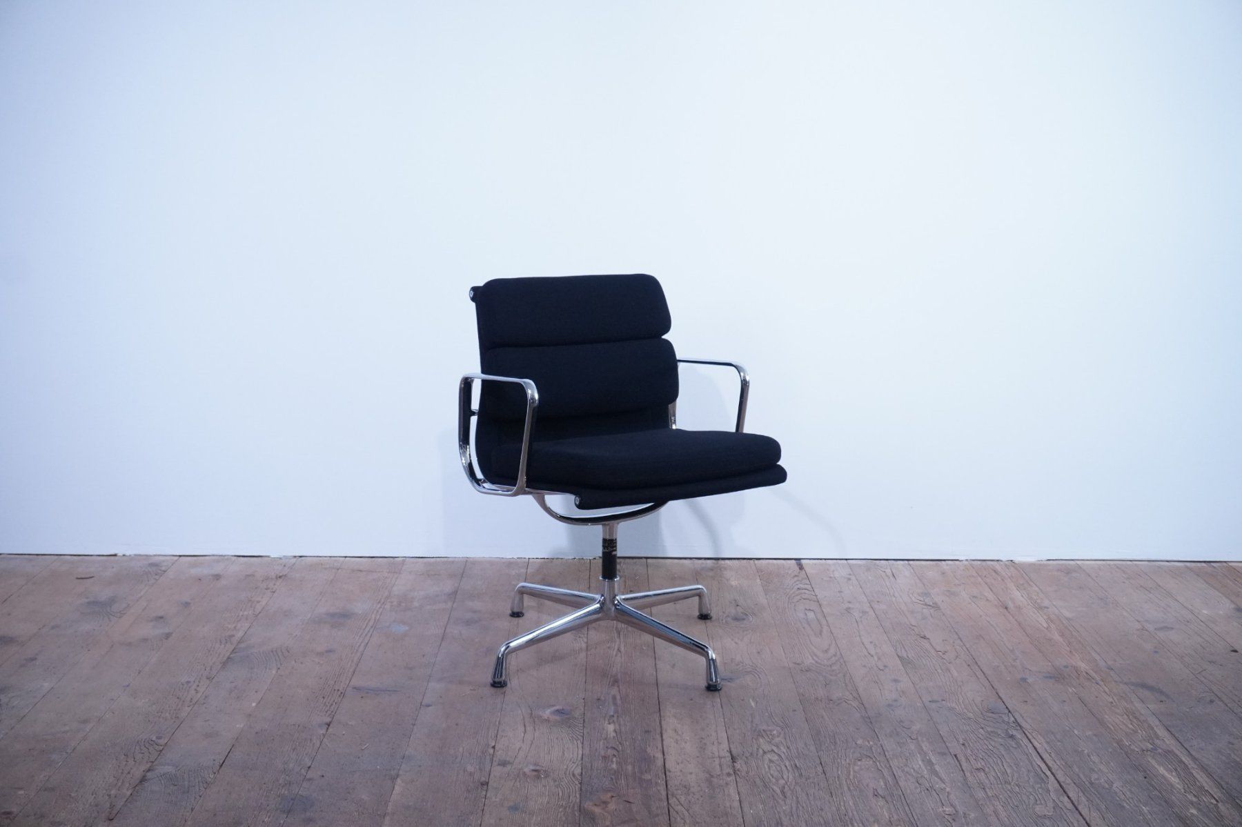 Vitra Sedie: Original Vitra Eames Soft Pad EA208 Stoff schwarz – Usato da Bad Zurzach venduto da QLASSIQ