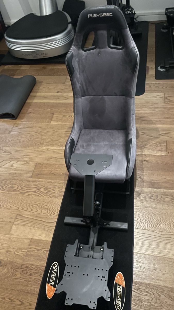 Poltrone: Playseat Evolution Alcantara – Usato da Unterengstringen venduto da Weststrass 3
