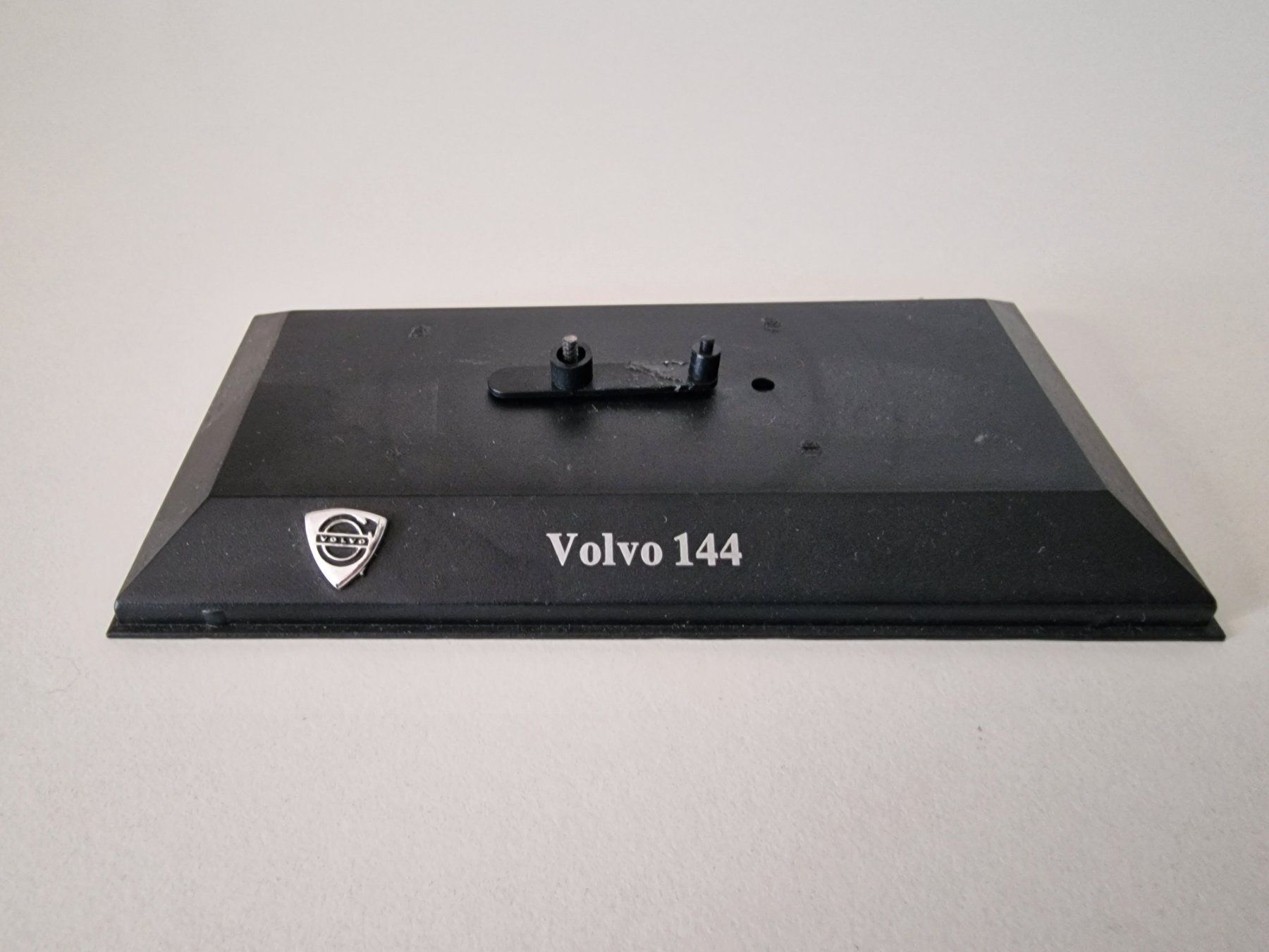 Volvo Modellini d'auto: ATLAS Collection - Sockel VOLVO 144 – Usato da Auenstein venduto da Atomium