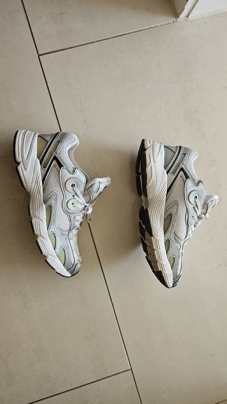 Adidas Chaussures femmes: Adidas Schuhe gr. 39, getragen – D'occasion à Uster par Ka.hati 2