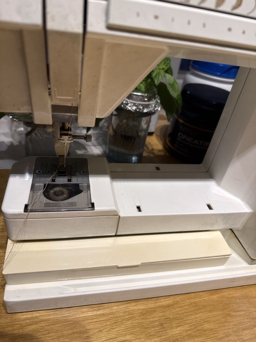 Elna Machines à coudre: Elna Diva sewing machine, white, good condition – D'occasion à Neirivue par naz_z28w 5