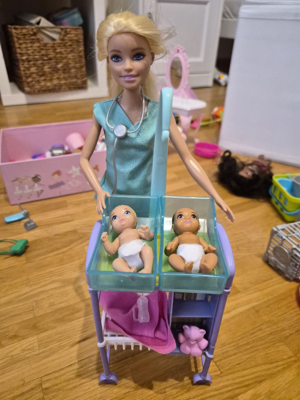 Puppen: Barbie pediatra con gemellini  – Gebraucht aus Reinach BL von Glitterlol