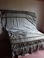 Schöne Tagesdecke / Bettüberwurf mit Volant und Spitze