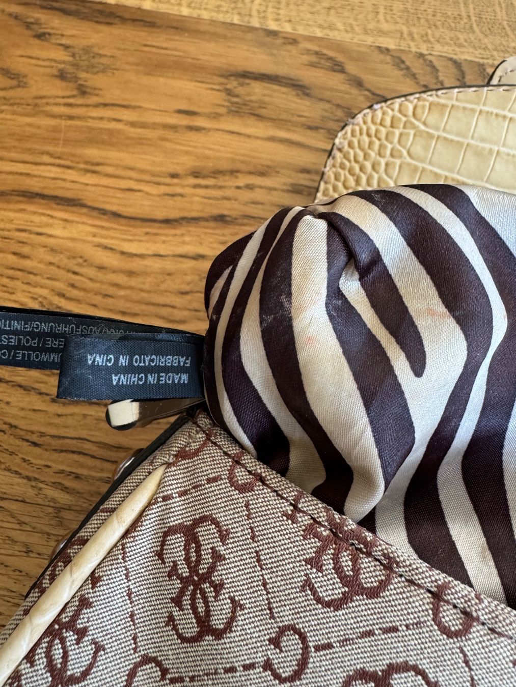 Guess Taschen für Damen: Mini Y2K Guess Handtasche – Gebraucht aus Balsthal von armenharut 5
