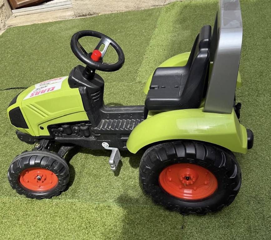 Véhicules pour enfants: Tracteur à pédales – D'occasion à Orbe par tom_q2vy
