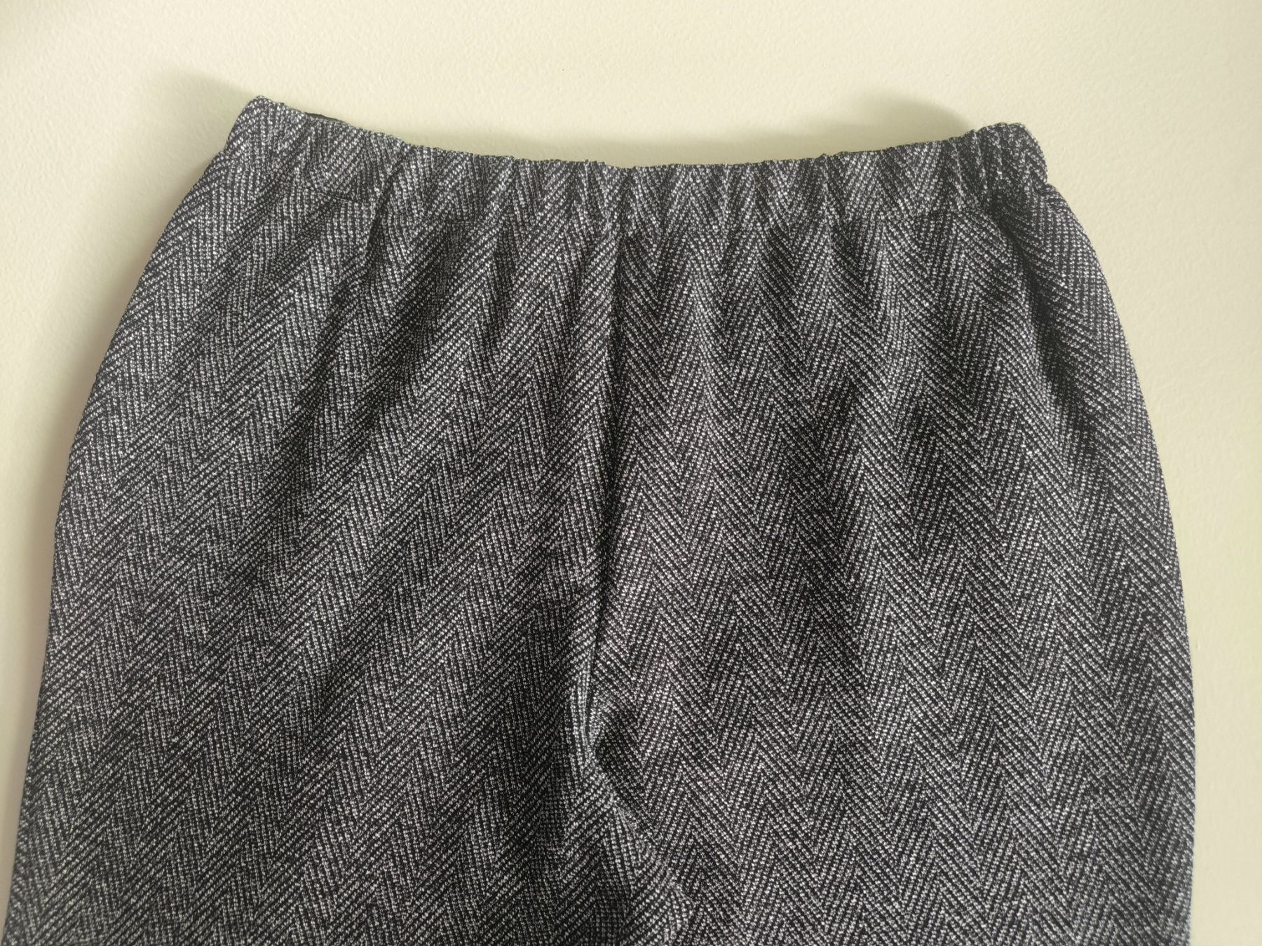 Pantaloni: Graue Hose mit Fischgrätenmuster, elastischer Bund, Größe 40 – Usato da Wallisellen venduto da C_DM 7