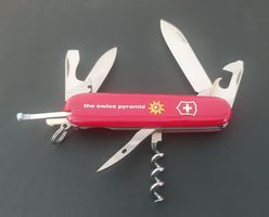 Ein Victorinox Sackmesser / OFFICIER SUISSE mit Logo