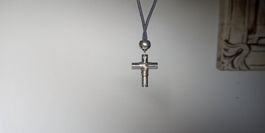 Collier avec pendantif croix en acier style gothique
