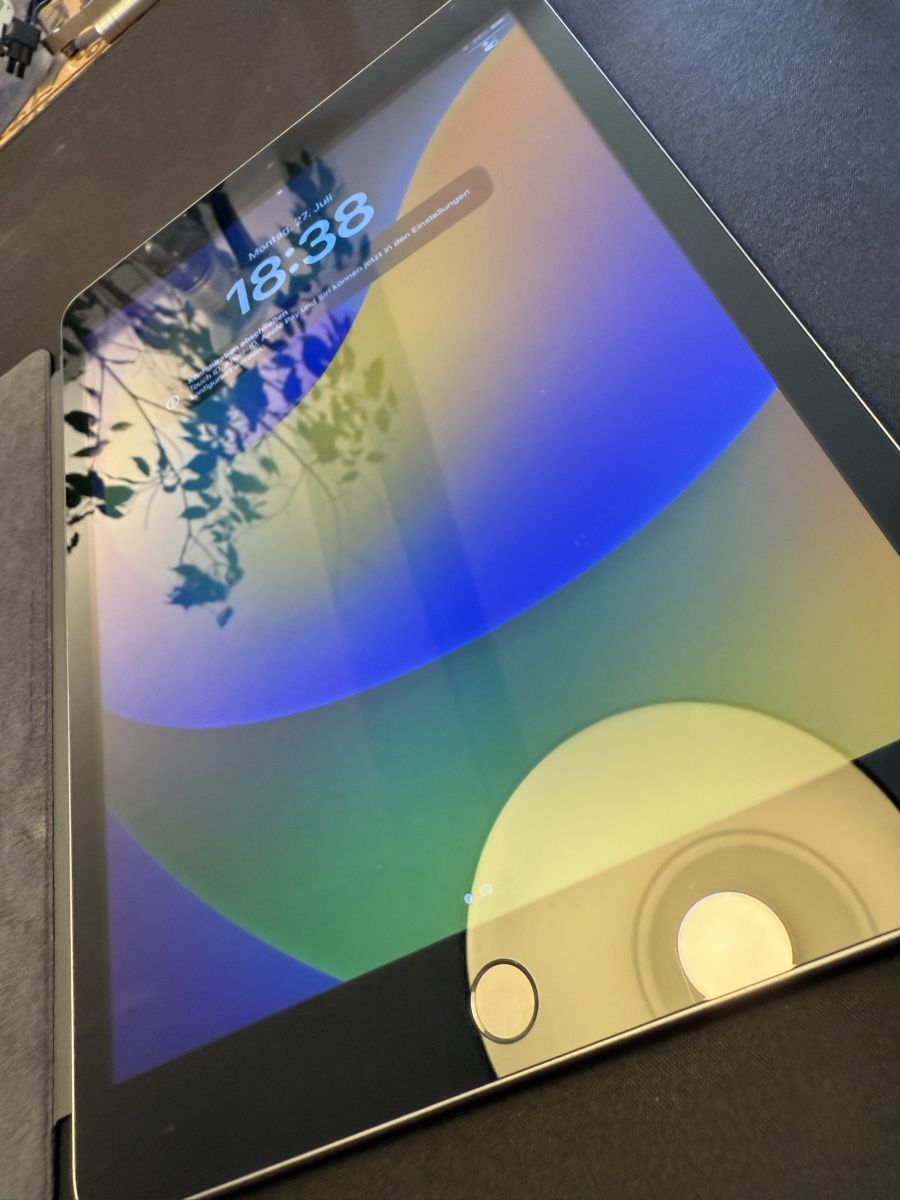 Apple Tablet PC: Apple iPad 8. Generation 32GB WiFi Space Grau + Cover – Gebraucht aus Oberneunforn von lwiesmann 2