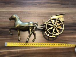 Pferd mit Wagen / Kutschenwagen