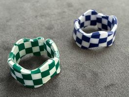 Grün blaue karrierte Ringe