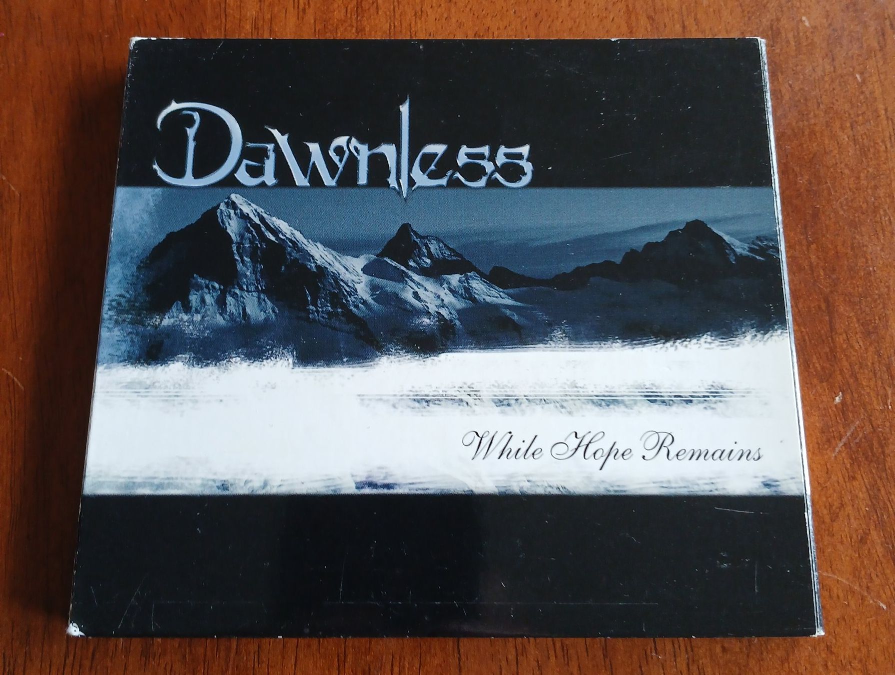 CDs: Dawnless - While Hope Remains – Gebraucht aus Bottens von Davvil