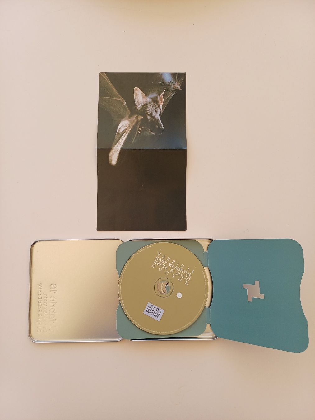 CD: "Fabric 18" Baby Mammoth, Beige & Solid Doctor CD  – Usato da Begnins venduto da Drastic-Sound 3