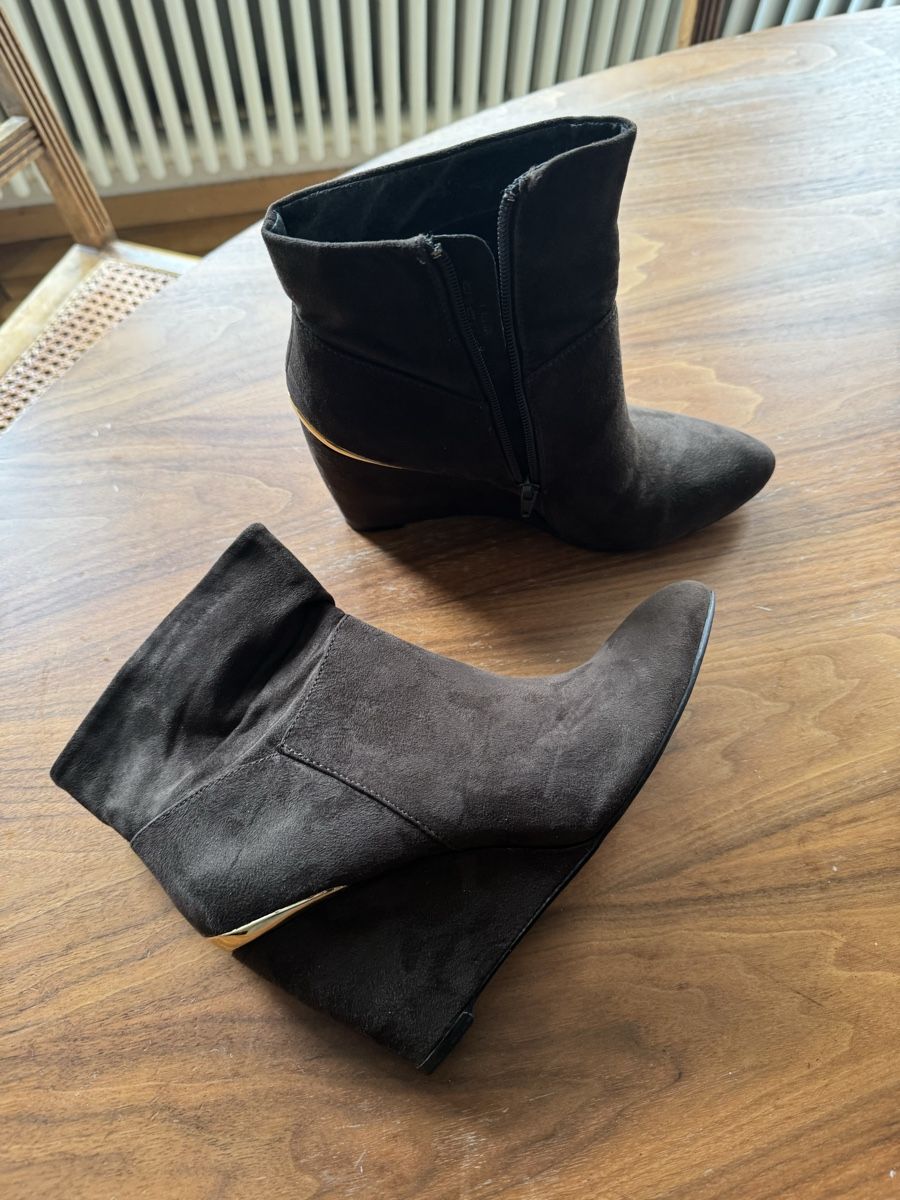 Scarpe da donna: Braune Wildleder Wedges Gr. 40 mit Keilabsatz – Usato da Elgg venduto da bea_9qzt