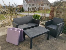 Salon de jardin (une table avec un canapé et un fauteuil)