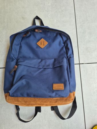 Wunderschöner kleiner Rucksack 27,5L, robust, Lederversatz