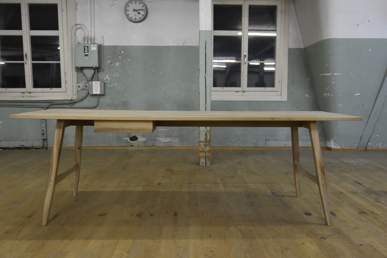 Tavoli: Wunderschöner Tisch aus Nussbaum Holz – Usato da Lichtensteig venduto da Usedinstorecom 7