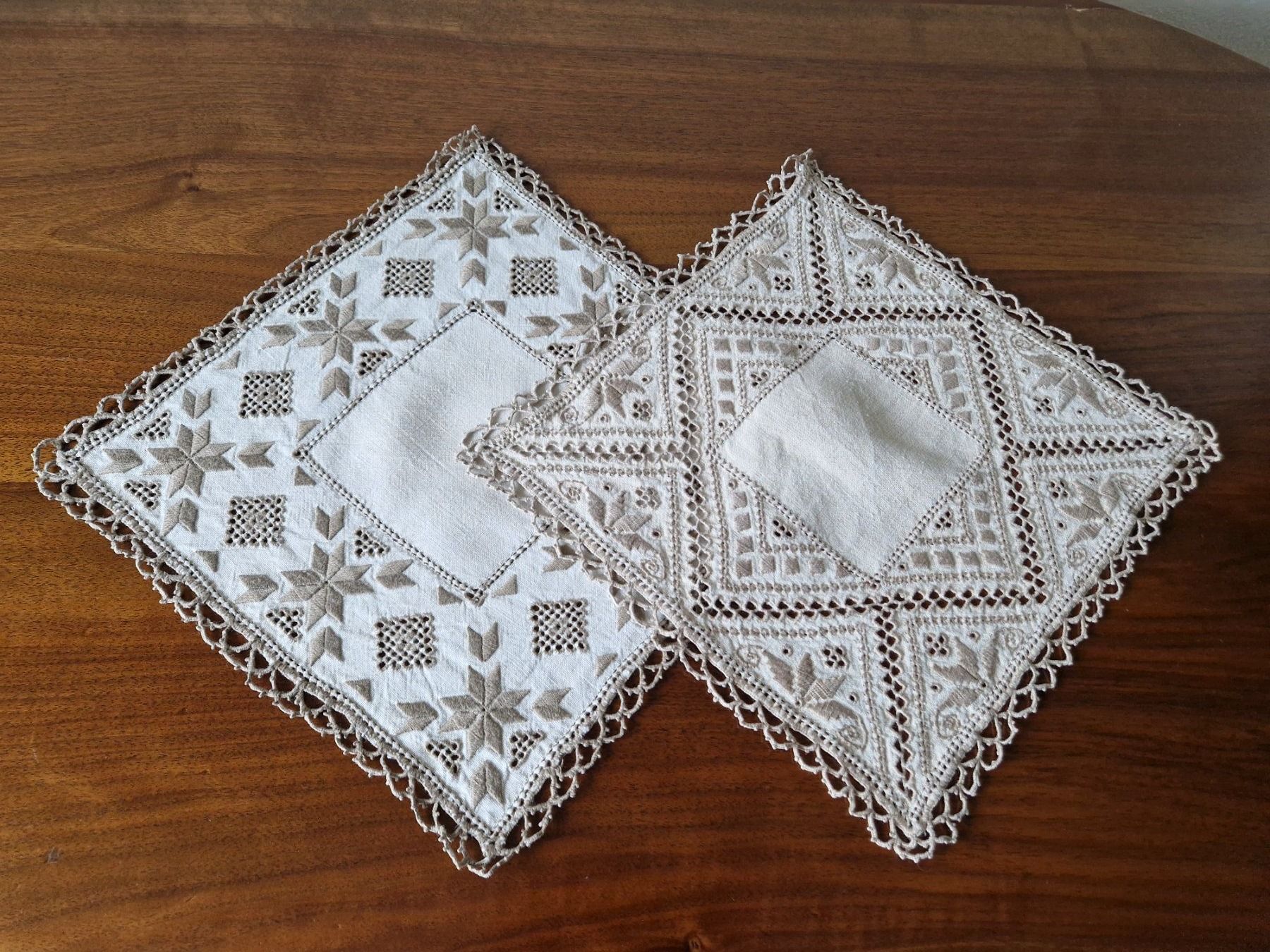 Altra biancheria da tavola: 2 Leinendeckeli mit Stickerei – Nuovo (secondo la descrizione) da Bern venduto da Antikbatik