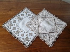 2 Leinendeckeli mit Stickerei