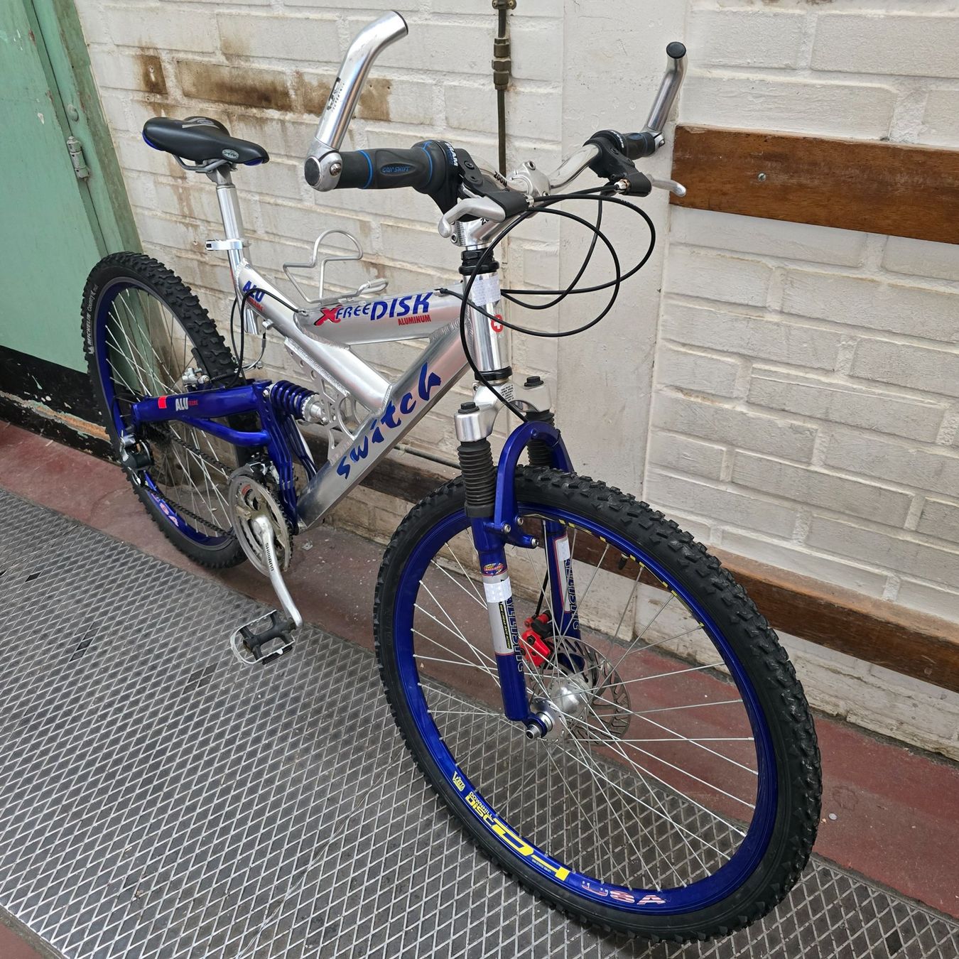 Biciclette: VTT Switch Free Disk en aluminium chrome et bleu . – Usato da Alle venduto da gri_78w9 1