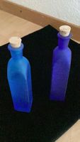 Zwei Glasflaschen blau satiniert mit Korken gebraucht