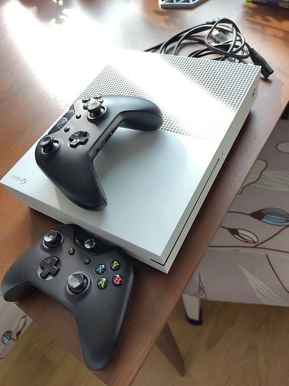 Microsoft Consoles: Xbox One S 500GB + 2 controllers + 5 games – D'occasion à Bern par black_fm