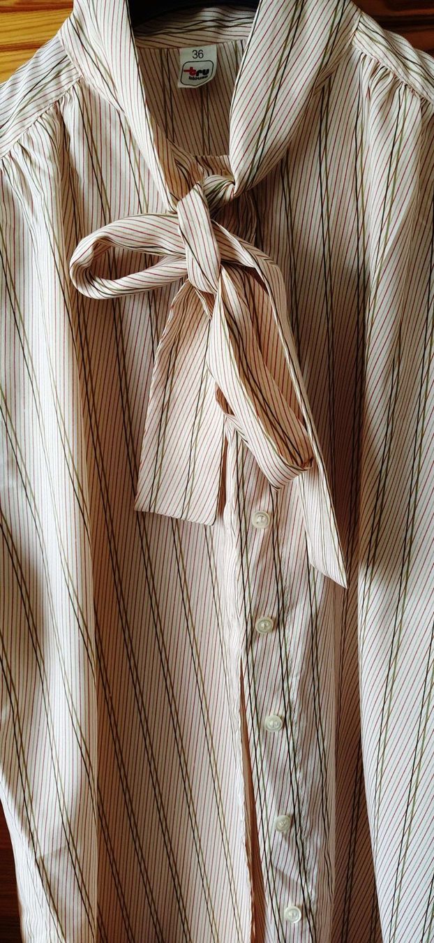Camicette: Bluse mit Schleife, helles Beige in Grösse 36 – Nuovo (secondo la descrizione) da Zürich venduto da -italo- 1