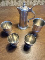 Zinnkrug mit 4 Bechern 